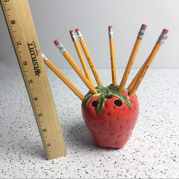 Vintage ceramic strawberry pencil holder - Picture 5 of 5